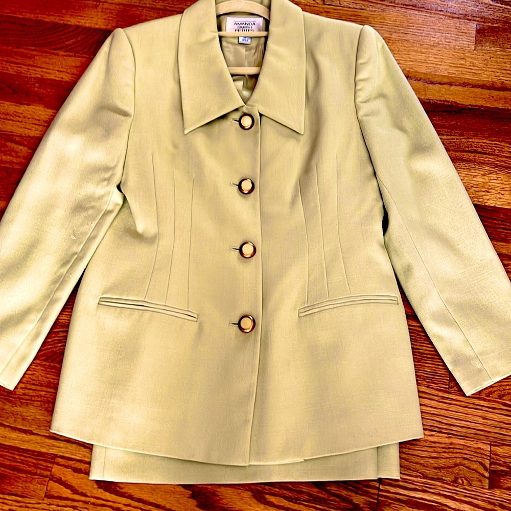 The IT color soft green transitional suit.10p.Lined.Beautiful gold/enamelbuttons